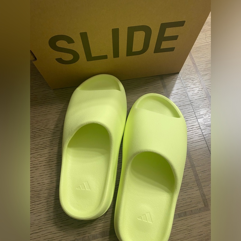 Yeezy Slide - Picture 2 of 4